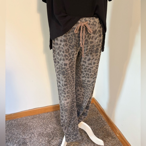 Sundry Pants - Sundry Leopard Print Joggers.26”inseam& relaxed fit.see detail on leg at bottom